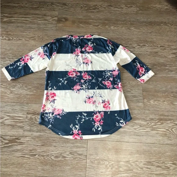 Ceasikery Women’s 3/4 Length Sleeve Top - Picture 2 of 8